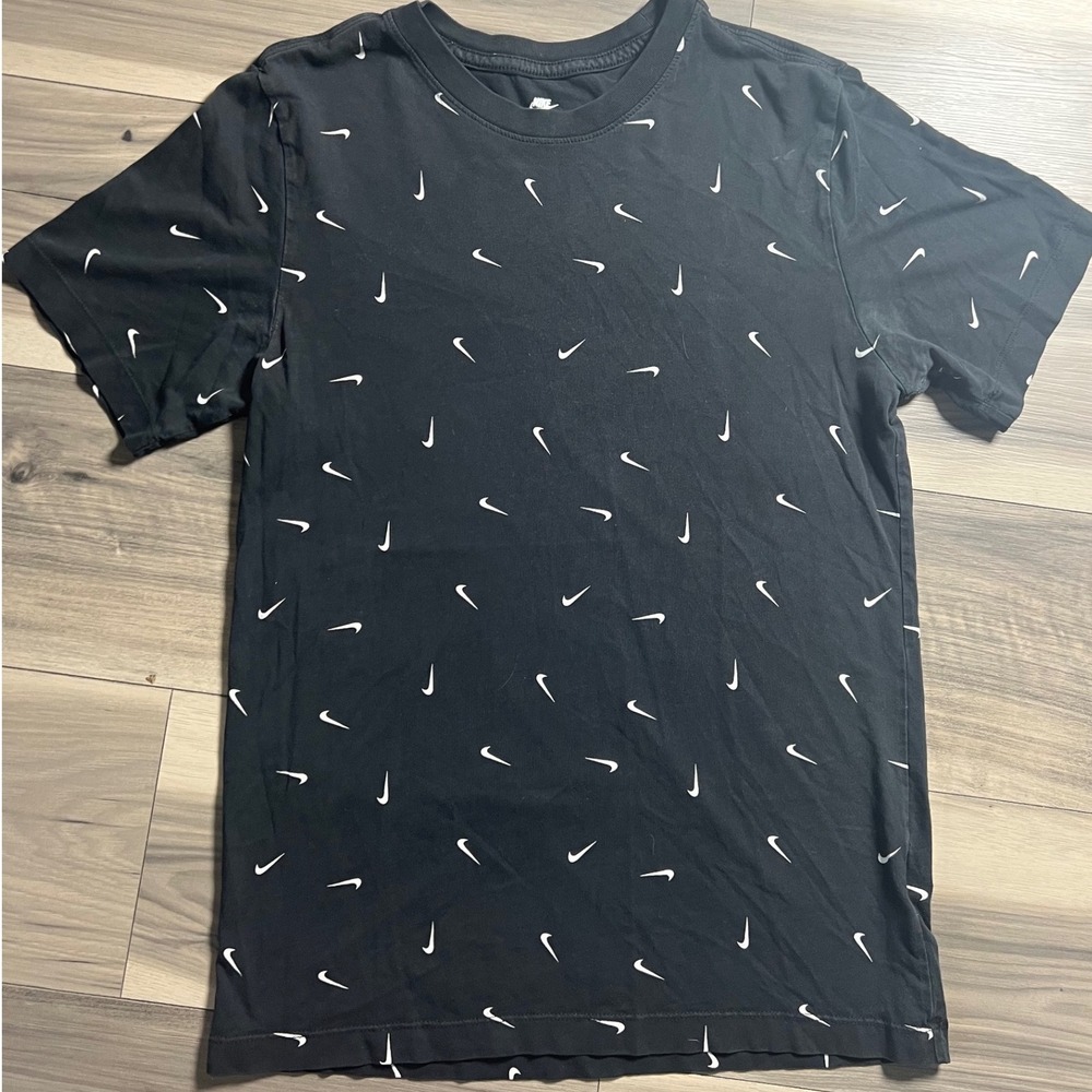 Nike Mens All Over Print Mini Swoosh Logo T-Shirt Black White Small